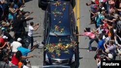 Iамерка - Мохьаммад Iела кешнашка дIахьочу машенах куьг Iутташ ю йоI Луисвиллех тезетан коврачекхйолуш (Louisville), Кентукки штат, (Kentucky), Манг.10, 2016.