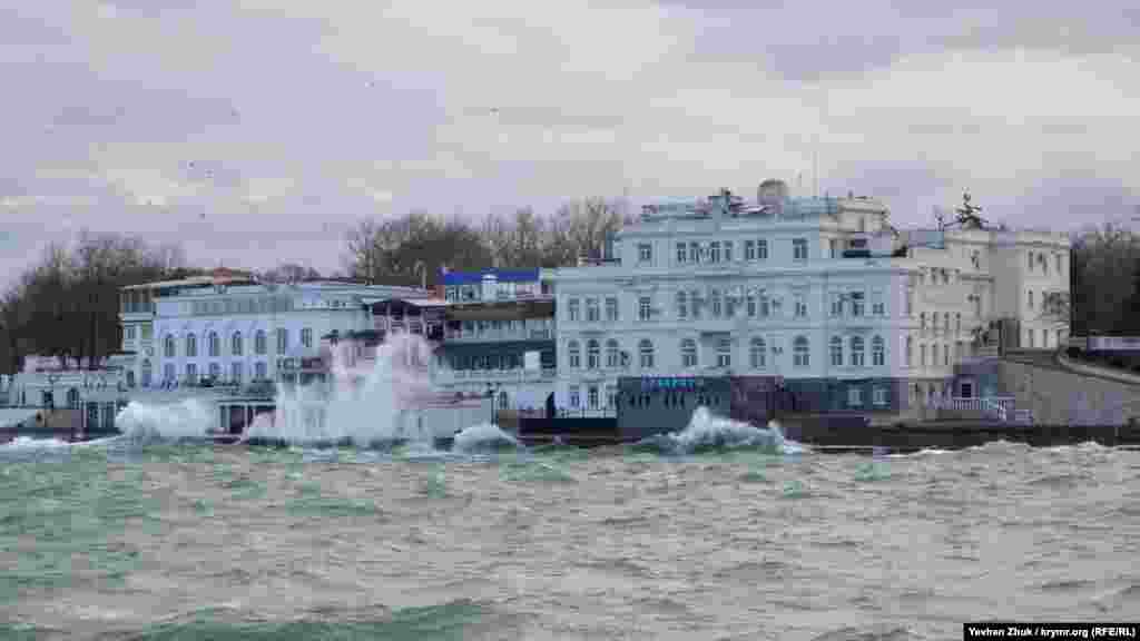 Шторм, вітер і хвилі: минулого тижня в Севастополі розігрався неабиякий шторм