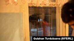 Бейтапкананын эшиктери дайыма жабык турат. Терезелердин сыртына темир тор орнотулган. Бул айрым бейтаптардын качып кетпеши үчүн көрүлгөн чара.