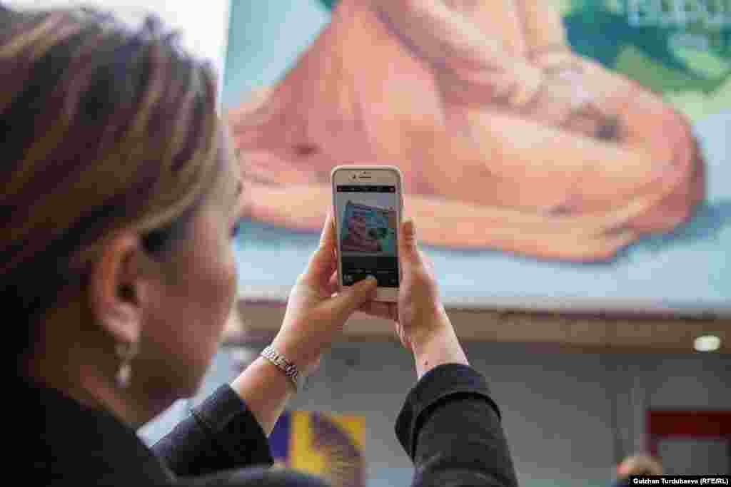 Статистикага таянсак, Кыргызстанда 3 млн. 155 миңге жакын аял жашайт. Бул өлкө калкынын теңинен көбүн түзөт. Ар кандай сурамжылоонун жыйынтыгы боюнча, 15-49 жаштагы үй-бүлөлүү аялдардын 25% зомбулуктун кайсы бир түрүнө кабылганын айтышкан. Бул ар бир төртүнчү аял зомбулукка кабылат дегенди билдирет.