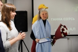 За Ганну Соўсь узнагароду атрымала яе маці Ларыса Соўсь