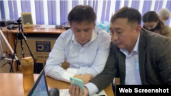 Активист Жанболат Мамай (слева) рядом со своим адвокатом Галымом Нурпеисовым. Алматы, 14 мая 2021 года. 