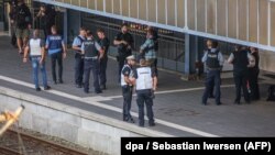 Полицейские на месте атаки на вокзале города Фленсбург