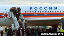 Орусиядан депортацияланган грузиялыктар Тбилиси аэропортунда. 2006-жыл, 17-октябрь