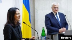 Анналена Бербок во время визита в Киев 