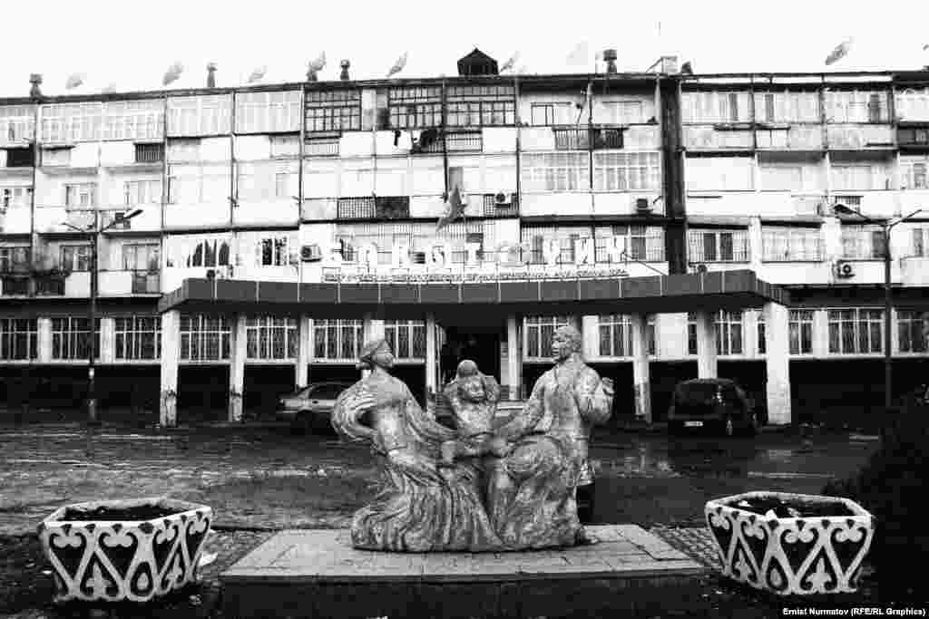 &laquo;Бакыт үйү&raquo;. Здание бюро ЗАГС и после распада СССР продолжает соединять судьбы ошан. Изменения коснулись только марок авто, которых полно вокруг - лимузинов, хаммеров и лексусов.&nbsp;