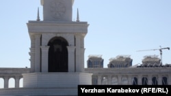 Астана қаласының орталығындағы "Қазақ елі 
монументіндегі Нұрсұлтан Назарбаевтың барельефі.