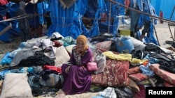 Газадагы качкындар баш калкалаган жер чабуулдан кийин. 