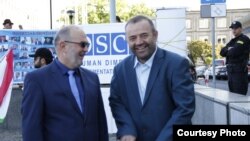 Абдусаттор Бобоев (аз рост), раиси Кумитаи наҷоти гаравгонон ва зиндониёни сиёсӣ.