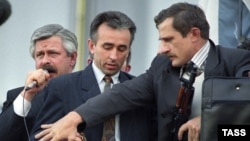 Александр Руцкой на балконе Белого дома. 3 октября 1993 года