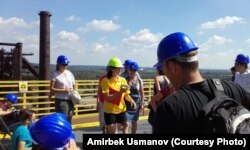 Туристтер Усейн Болт мунарасынын төбөсүндөгү аянтта