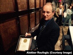 Ненад Пеїч тримає нагороду Вільної преси для Хадіджі Ісмаїлової, липень 2015 року