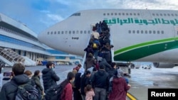 Громадяни Іраку сідають на літак, щоб полетіти з Мінська, 18 листопада 2021 року