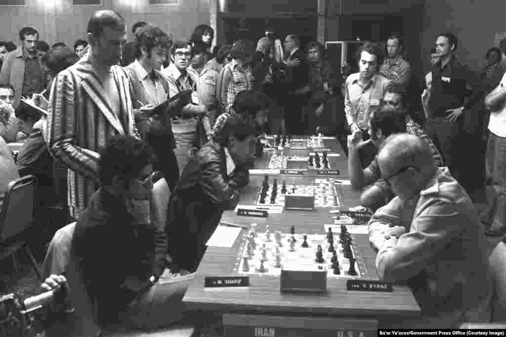 Иранская шахматная команда (слева) играет с коллегами из США во время Всемирной шахматной олимпиады в Хайфе, Израиль, 1976 год 