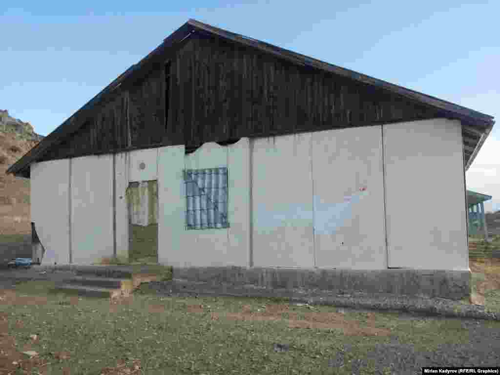 Айыл эли мектеп боюнча бийликке бир канча ирет кайрылышканы менен тыянак чыкпай келүүдө. Ошондуктан айыл эли жакынкы жылдары мектепти өзүлөрүнүн күчү менен курууну максат кылышууда.&nbsp;