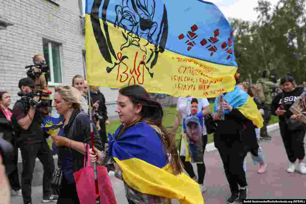 Щасливі рідні зустрічають своїх близьких на другий день великого обміну, 24 травня 2025 року