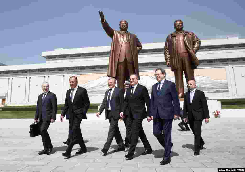 Российская делегация во главе с Лавровым у Музея революции. Нынешний визит в&nbsp; Пхеньян для Лаврова - третий по счету.&nbsp; Ранее он посещал Северную Корею в 2004-м и 2009 году.