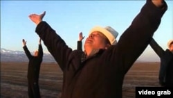 Сүрөттө теңирчи Кубанычбек Тезекбаев.