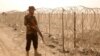 Пакистанський військовий на кордоні з Афганістаном у районі поблизу міста Спін-Болдак, кінець липня 2021 року