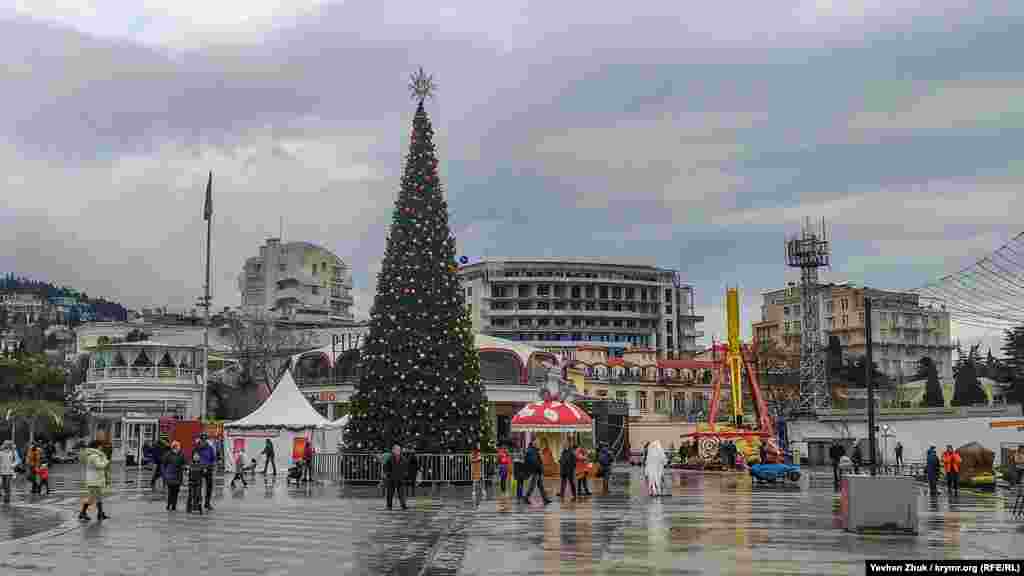 Різдво без снігу у похмурій Ялті та головна ялинка міста на набережній