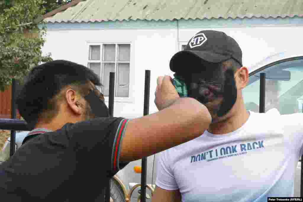 Самым близким друзям жениха предназначена особая роль: они должны позаботиться о том, чтобы праздник не был скучным. Помимо песен и танцев веселье сопровождается традиционными &laquo;разукрашиваниями&raquo; сажей и хлестанием друг друга свежесрезаными розгами. После свадьбы жених должен обязательно накрыть для друзей стол, чтобы отблагодарить их за праздничное веселье.