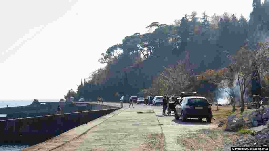 Димок від мангалів біля моря