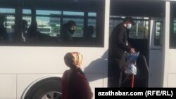 В Туркменистане действуют жесткие ограничения против распространения коронавирусной инфекции, наличие которой власти страны не признают. Ашхабад, октябрь, 2020