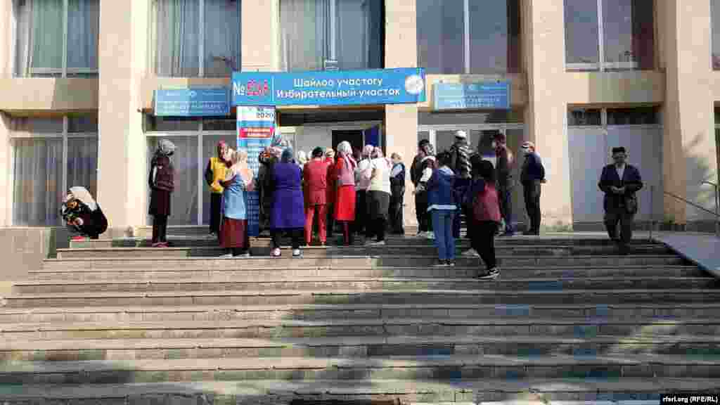 Саат 10:30га карата шайлоо өткөрүүгө көмөк көрсөтүү боюнча республикалык штабдын call-борборуна 52 киши телефон чалды. Өкмөттүн маалыматына караганда, шайлоочулар негизинен санитардык-эпидемиологиялык нормалардын сакталбашына жана өздөрүн тизмеден таба албай жатканына нааразы болуп чалышкан.