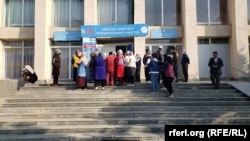 Сыртта кезек күткөндө.