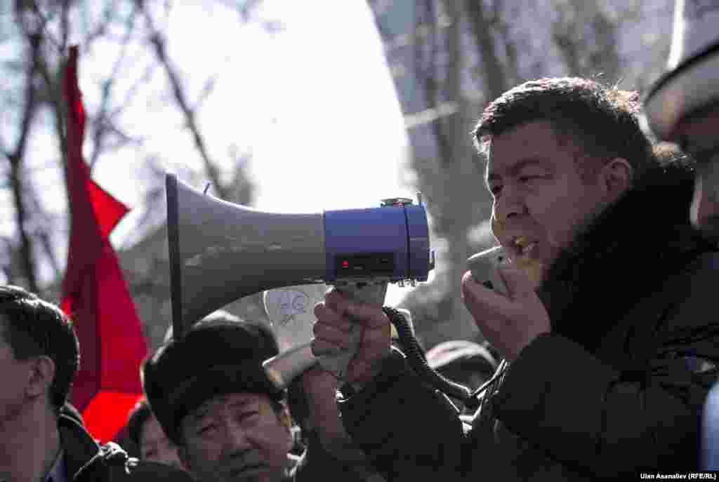 &nbsp;Жогорку Кеңештеги &ldquo;Ата Мекен&rdquo; фракциясынын мүчөсү Алмамбет Шыкмаматов.