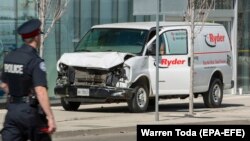 Кылмышка шектүү Торонтодо көчөдө бараткан адамдарды ушул автофургон менен тебелеткен. 