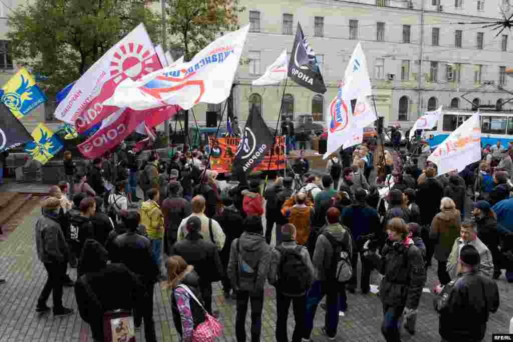 В санкционированном митинге на Чистых прудах приняли участие активисты Антивоенного клуба, Объединенного гражданского фронта, движений «Свободные радикалы», «Оборона», «Смена» и других организаций.