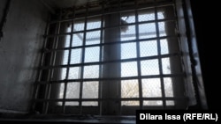 Окно в казахстанской тюрьме. Иллюстративное фото.  