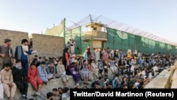 Кабул аэропортунун сыртында чогулгандар. 25-август, 2021-жыл. 