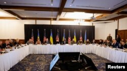 Міністр оборони Німеччини Борис Пісторіус, президент України Володимир Зеленський і тоді міністр оборони США Ллойд Остін на пресконференції під час засідання «Рамштайну», Німеччина, 9 січня 2025 року