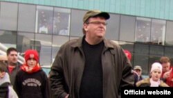 Американский кинорежиссер Майкл Мур
представит в Москве свой фильм "Здравозахоронение"