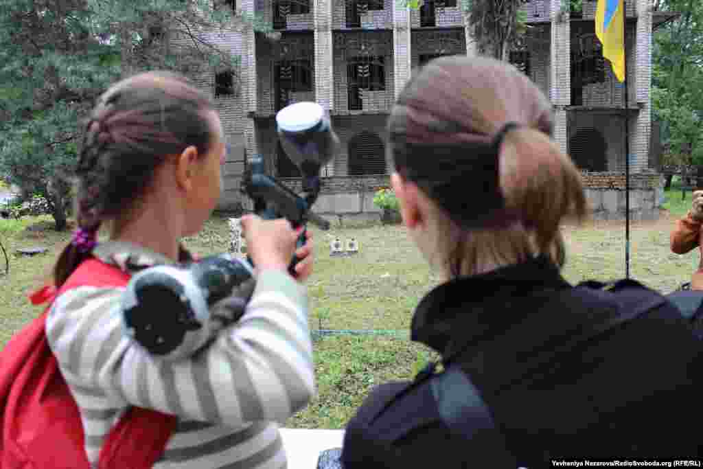 Для сімей українських військовослужбовців було організовано розважальну програму та військово-спортивну гру &laquo;Патріот&raquo;. Свої вміння стріляти гості свята показували на спортивних знаряддях для стрільби. Пейнтбольні, наприклад...