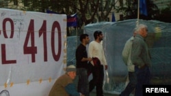 Оппозиционеры обвиняют журналистов "Обществнного грузинского телевидения" в продажности, в ответ поступают заявления полиции о наркоманах в рядах митингующих