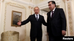 Russian President Vladimir Putin (right) and Tajik President Emomali Rahmon in Moscow on August 1