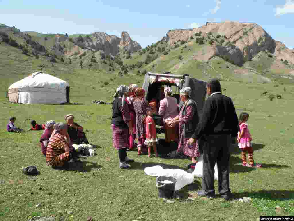 Приехал автомагазин, который привез некоторые овощи, крупу, соль и спички, что в горах не найдешь. 