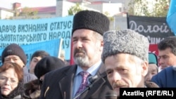 Мостафа Җәмилев (у) һәм Рифат Чубаров митингта