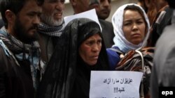 Барымтага алынгандарды бошотуп берүү талабы менен чыккан алардын туугандары. Кабул,8-апрель,  2015-жыл