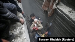 Чыгыш Гутада жардам издегендер. Дума шаарчасы, 22-февраль, 2018-жыл.