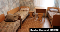Одна з кімнат проживання в херсонському шелтері з евакуйованими жителями мікрорайону «Острів»