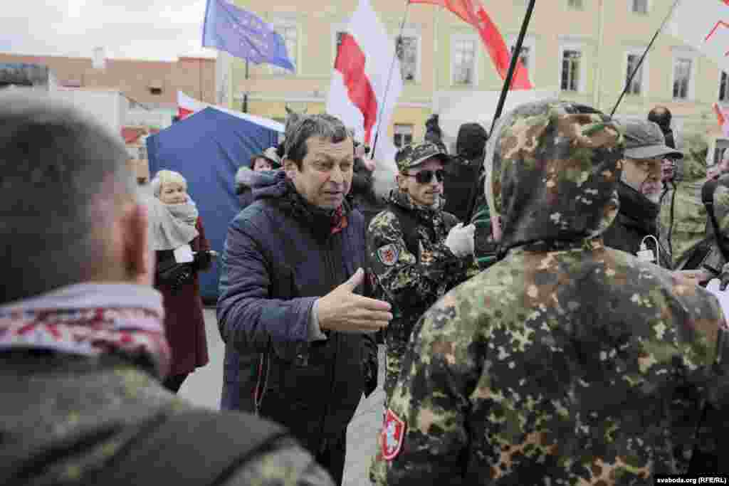 Невядомы мужчына спрачаецца з пікетоўцамі