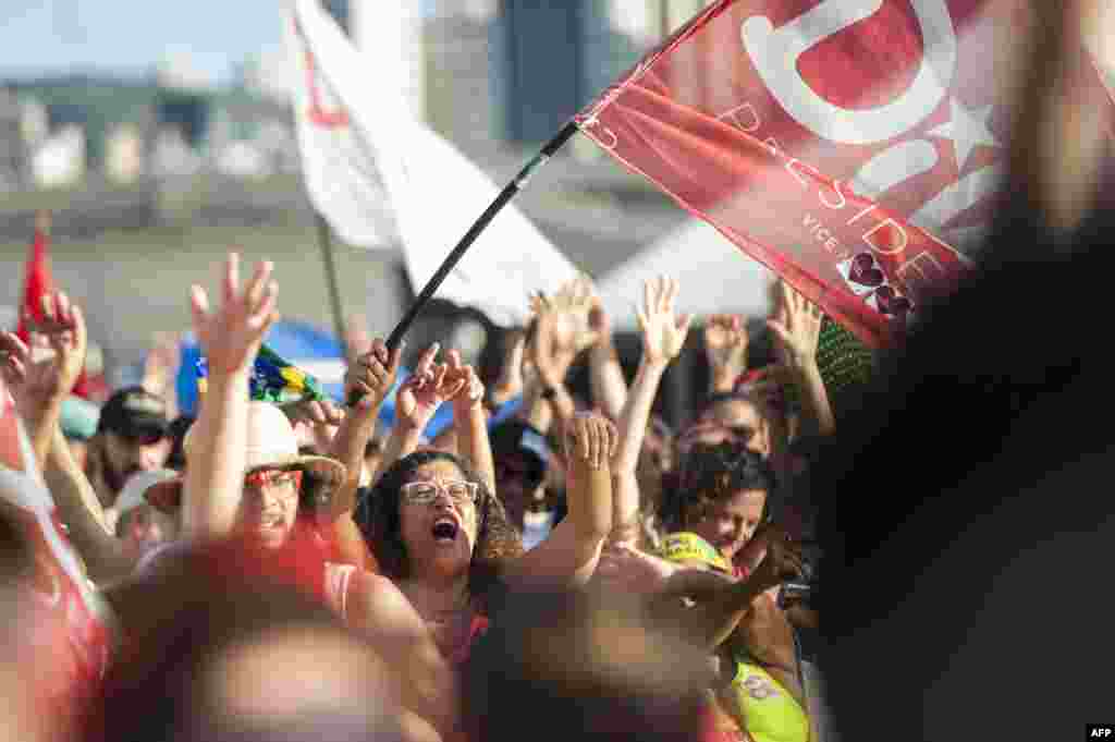 Русеф үкіметі мен биліктегі Еңбекшілер партиясы кейінгі жылдары мемлекеттік шығындарды көбейтіп, ел экономикасына қатысты протекционистік саясат жүргізді. Мұның кесірінен экономика проблемалары көбейді.&nbsp; Суретте: Белу-Оризонти қаласындағы Русефті қолдаушылар.