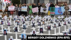 Акція під посольством Росії в Україні «Путін, за Іловайськ відповіси». Активісти встановили на проїжджій частині 366 білих хрестів на знак пам'яті про жертв Іловайської трагедії. Київ, 29 серпня 2018 року