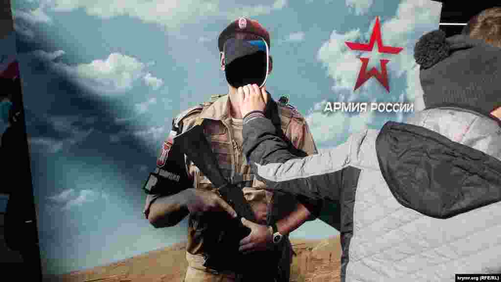 Фотозона на вокзалі Севастополя під час виставки &laquo;Сирійський перелом&raquo;. Серед експонатів на ній представили зброю і техніку, нібито &laquo;захоплену у терористів у боях у Сирії&raquo;, 3 березня