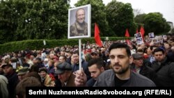 Мужчина с портретом народного депутата Украины Дмитрия Яроша на акции «Никто не забыт, ничто не забыто», подобной российскому «Бессмертному полку». Киев, 9 мая 2019 года