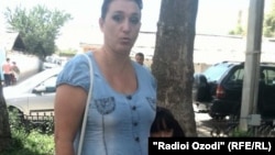 Хужина ҳамроҳ бо фарзандаш дар додгоҳ ҳозир шуд